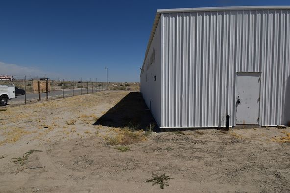 DESERT SHORES COMMERCIAL BUILDING: 3844 Scott Dr, Thermal, CA 92274